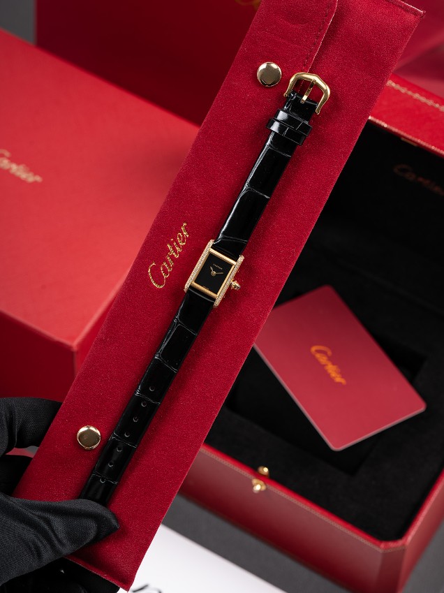 カルティエ 時計 レディース ブランド コピー 高品質 グリーンレザー タンクミニ ブラックフェイス ダイヤ装飾_4