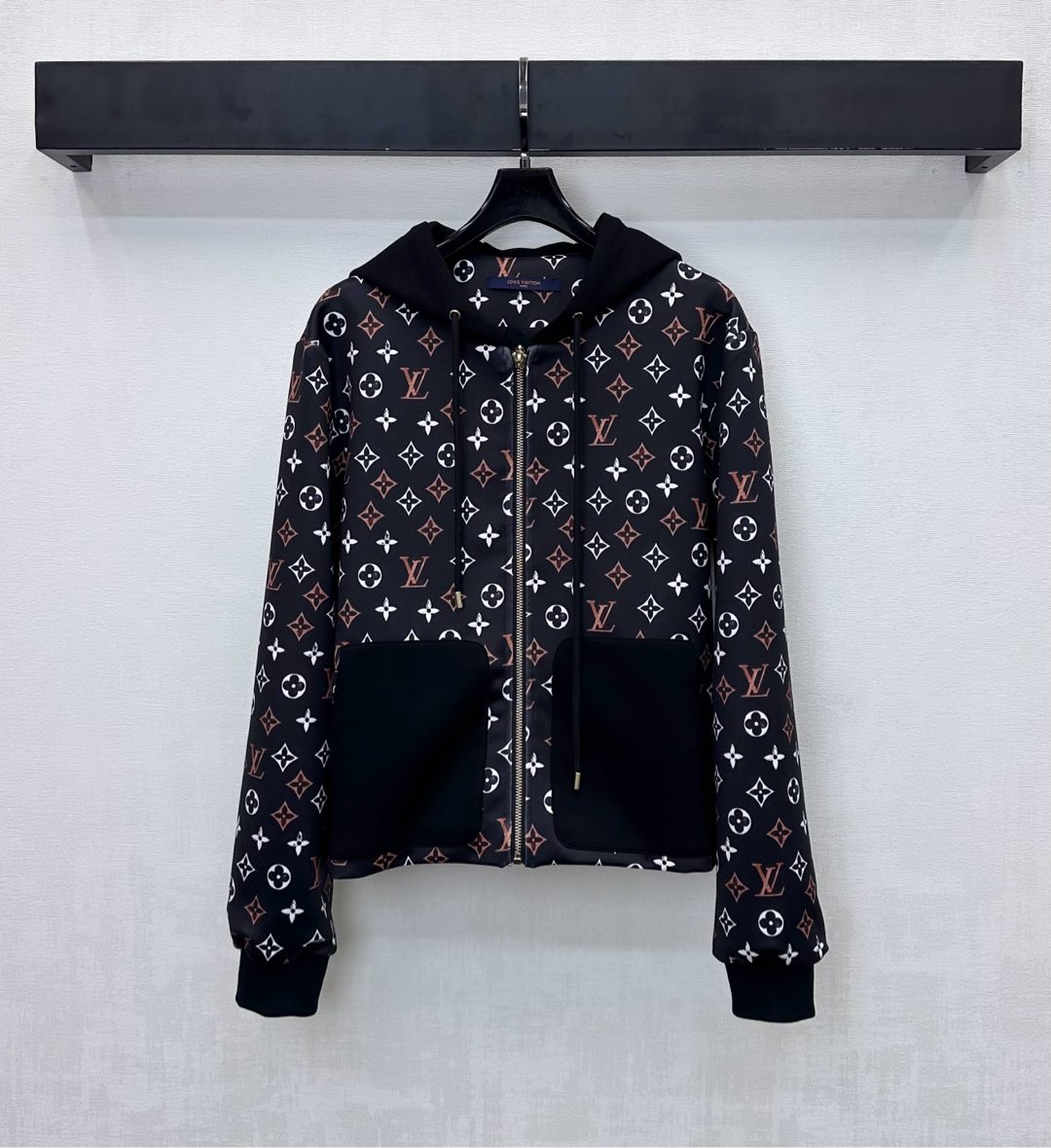 ルイヴィトン モノグラム ブラックパーカー 通気 快適な着心地 ブランド服 スーパーコピー 高再現度 メンズジャケット 安心サイト_1