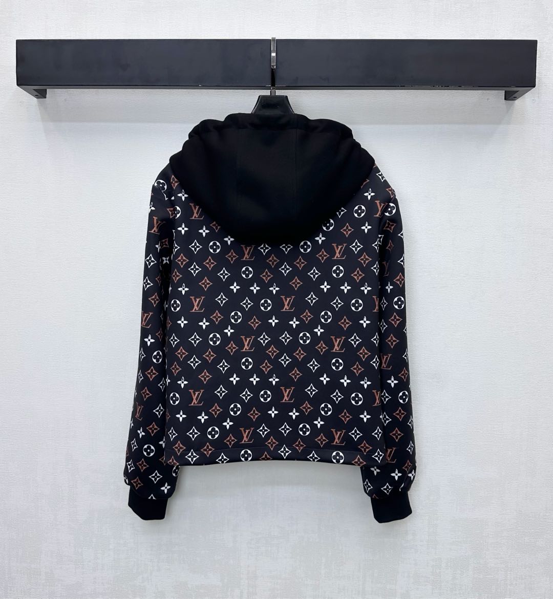 ルイヴィトン モノグラム ブラックパーカー 通気 快適な着心地 ブランド服 スーパーコピー 高再現度 メンズジャケット 安心サイト_2