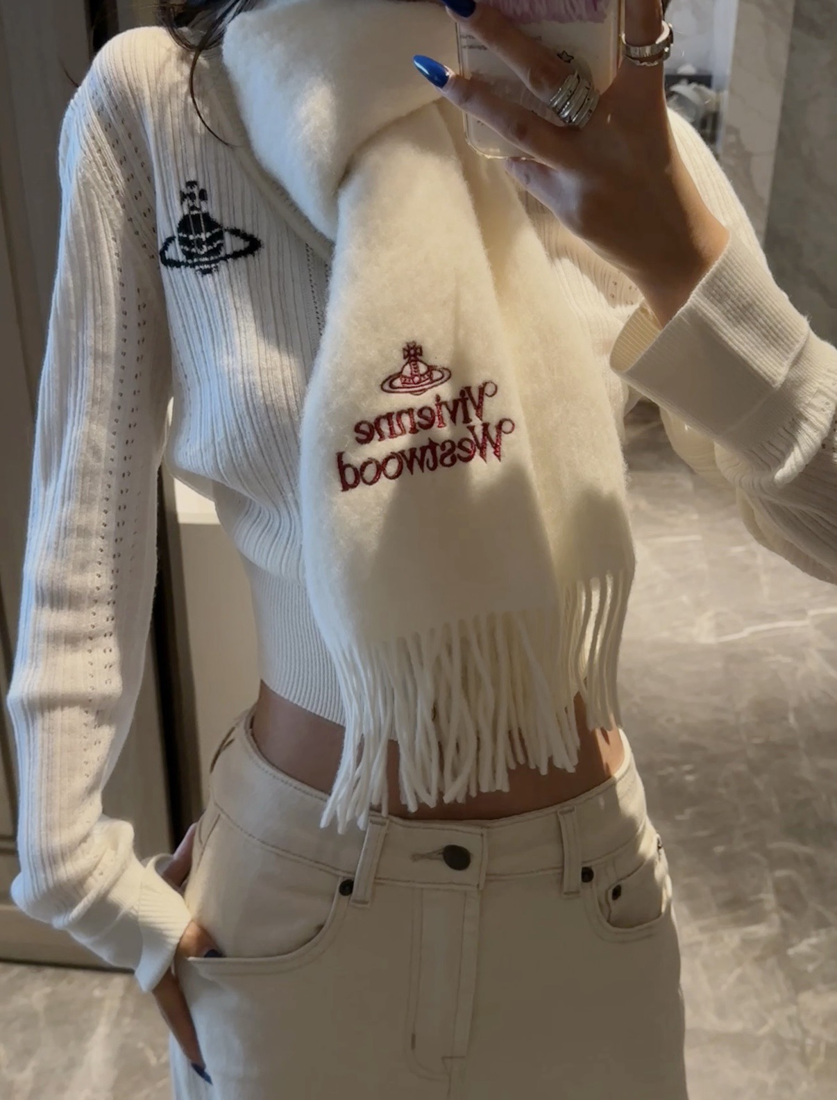 ヴィヴィアンウエストウッド スカーフ コピー 2025新作 高評価 柔らか素材 職人技術再現 丁寧な縫製 上質感漂う 安心サイト_5