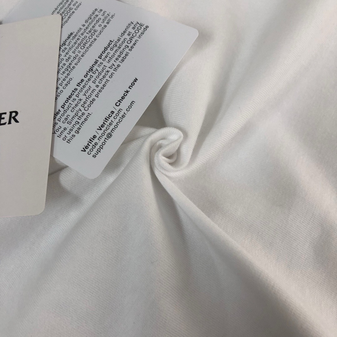 モンクレール ロンT スーパーコピー 優良サイト 2025新作 高級感仕上げ トリコロールロゴ 男女兼用 快適な着心地_6