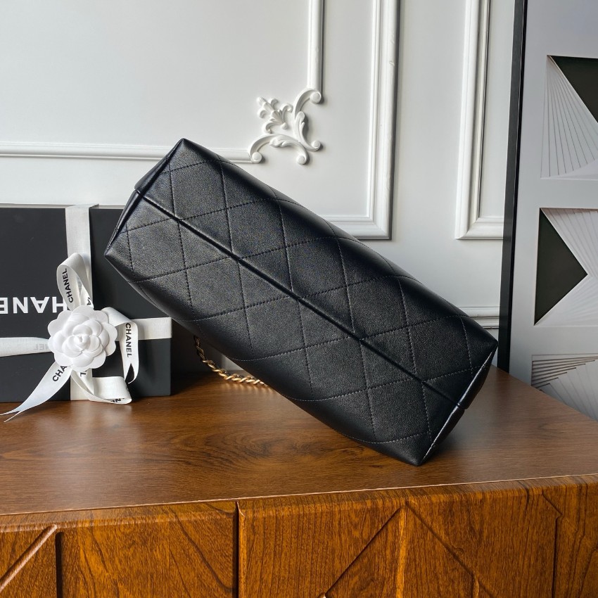 シャネル ブラック ホーボーバッグ 2025新作 コピー 高級感仕上げ 上質レザー使用 丁寧な縫製 本格派モデル 安心サイト_4