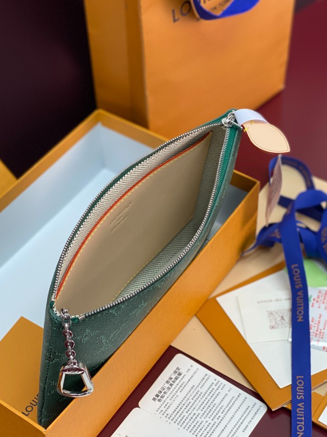 ルイ・ヴィトン モノグラム グリーン ポーチ 2025新作 バッグ 偽物 高級感仕上げ 精密ディテール 上質感ある人気クラッチ_6