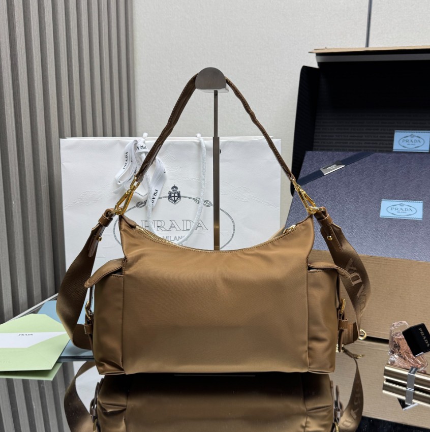 プラダ ブランド コピー 2025新作 高再現度ショルダー2WAY 軽量ナイロン仕様 精密ディテール 選ばれる理由あり 即納対応_3
