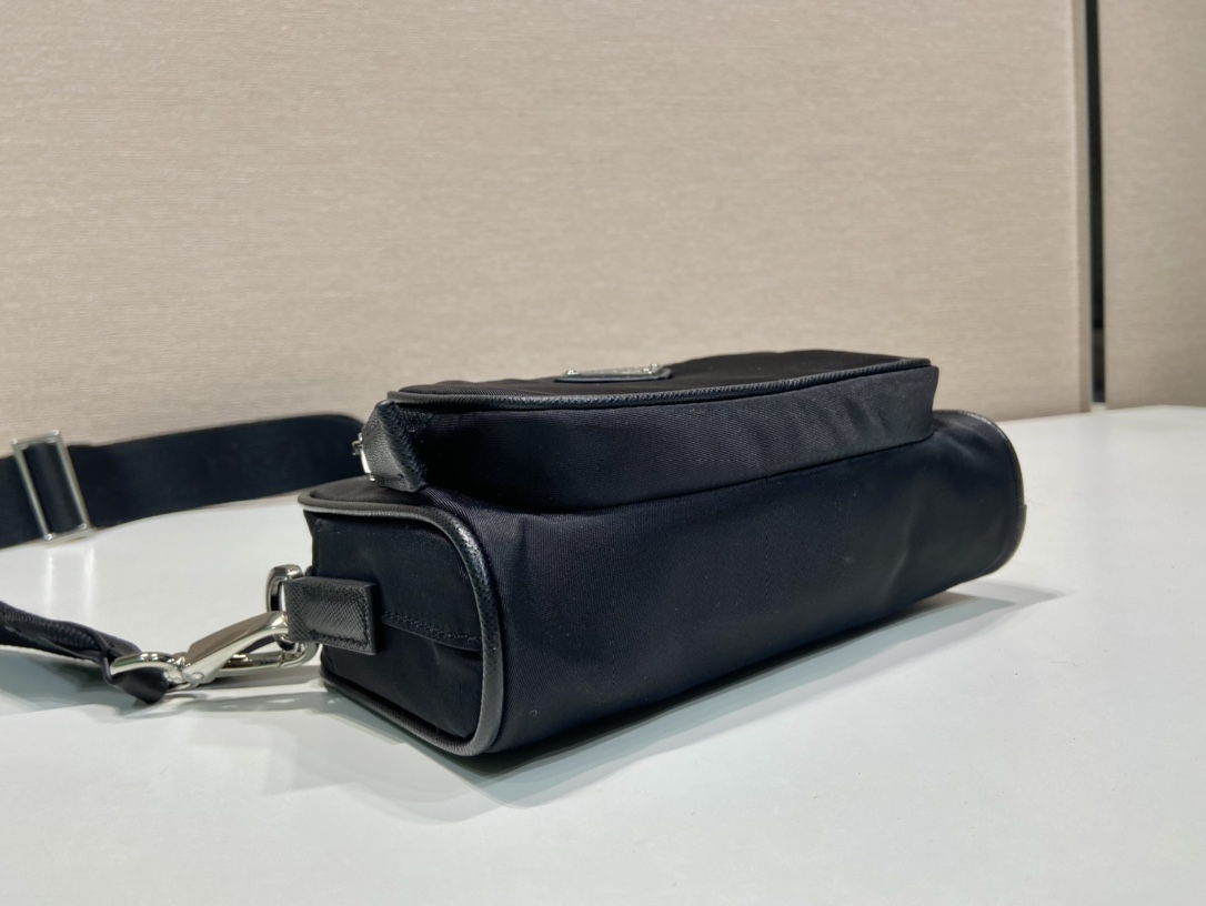 プラダ コピー 2025新作 高再現度ショルダーバッグ マルチポーチ付きナイロン仕様 精密ディテール 上質感仕上げ 即納対応_6