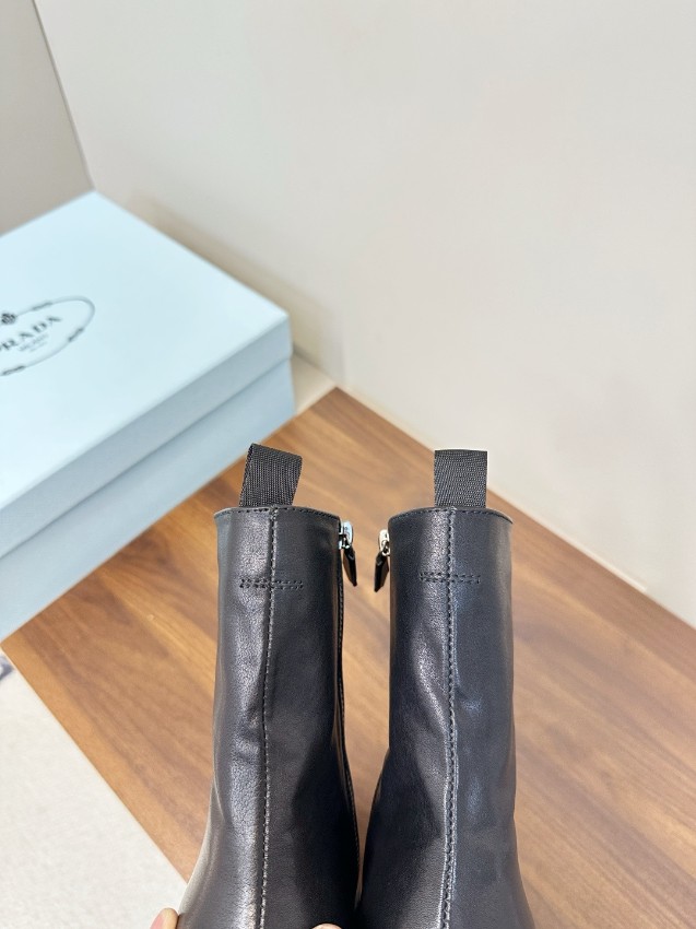 プラダ 格安 2025新作 高再現度ショートブーツ 本格レザー調仕様 精密ディテール 高級感仕上げ 選ばれる理由あり 即納対応_10