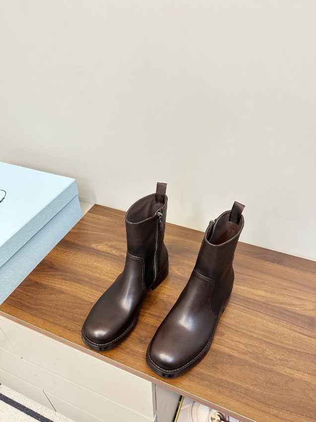 プラダ スーパーコピー 優良サイト 2025新作 高再現度ショートブーツ 本格レザー調 精密ディテール 高級感仕上げ 選ばれる理由あり_3