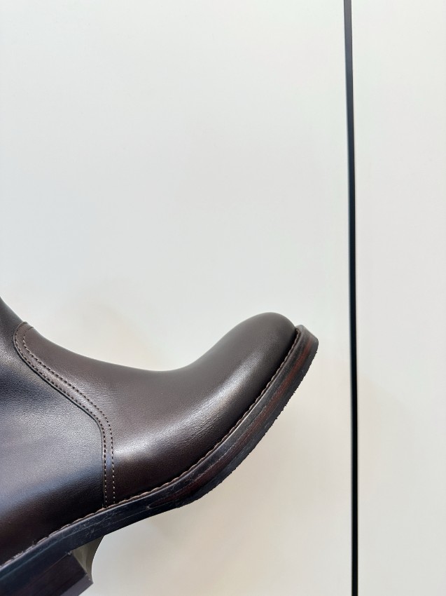 プラダ スーパーコピー 優良サイト 2025新作 高再現度ショートブーツ 本格レザー調 精密ディテール 高級感仕上げ 選ばれる理由あり_2