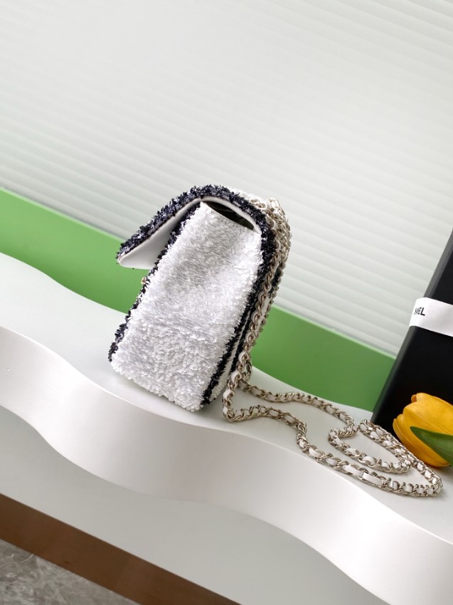 シャネル チェーンショルダーバッグ 2025新作 高級感仕上げ 偽物 精密ディテール ホワイト×ブラック再現度モデル_1