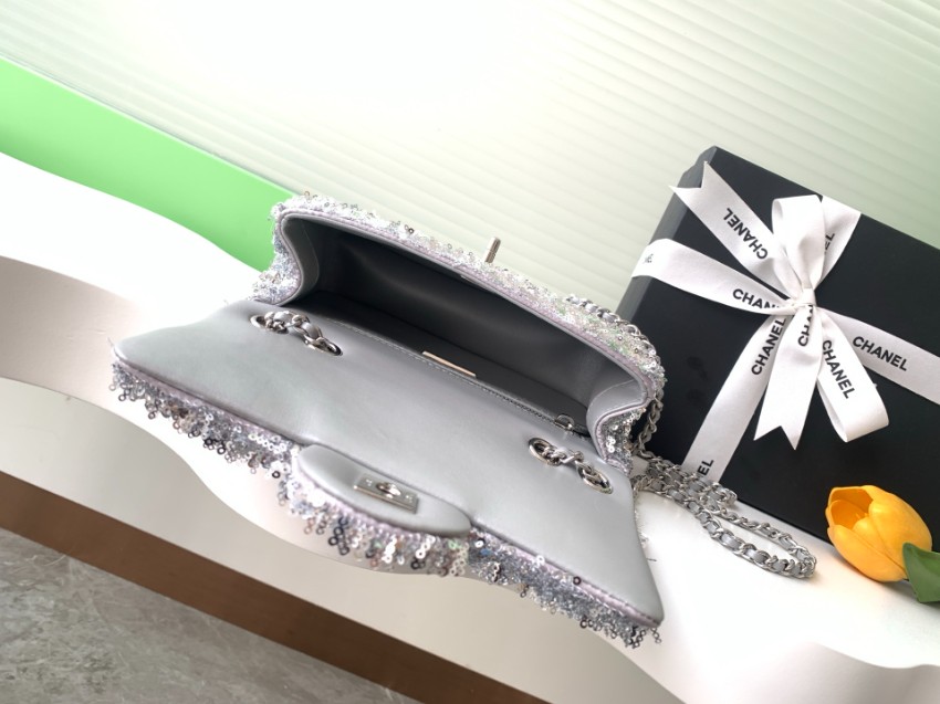シャネル チェーンショルダーバッグ 2025新作 高級感仕上げ コピー 精密ディテール シルバースパンコール再現度モデル_5