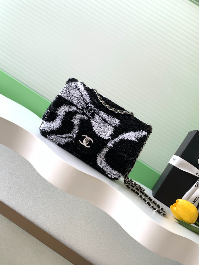 シャネル チェーンショルダーバッグ 2025新作 高級感仕上げ スーパーコピー 優良サイト 精密ディテール モノクロ人気モデル_2