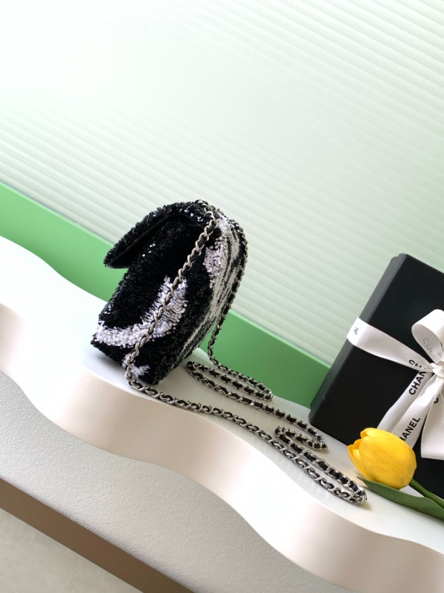 シャネル チェーンショルダーバッグ 2025新作 高級感仕上げ スーパーコピー 優良サイト 精密ディテール モノクロ人気モデル_1