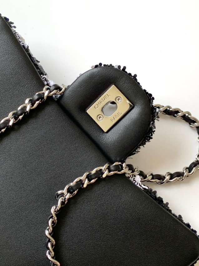 シャネル チェーンショルダーバッグ 2025新作 高級感仕上げ スーパーコピー 優良サイト 精密ディテール モノクロ人気モデル_7