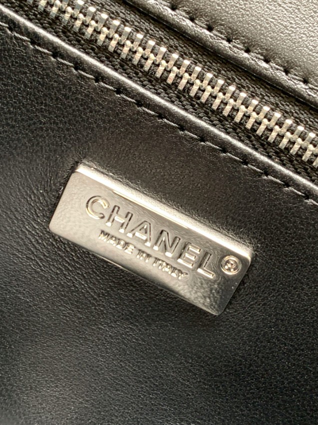 シャネル チェーンショルダーバッグ 2025新作 高級感仕上げ スーパーコピー 優良サイト 精密ディテール モノクロ人気モデル_9