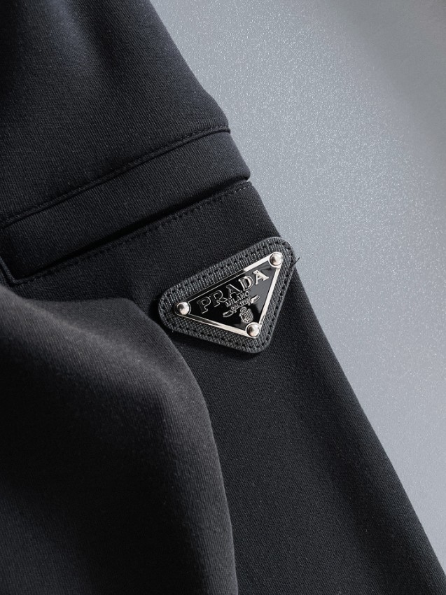 プラダ 激安屋口コミ ロゴスウェットトップス 2025新作 定番モデル 高再現度 高品質仕上げ 快適な着心地 通気性良好 男女兼用 安心サイト_6