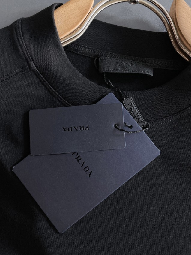 プラダ 激安屋口コミ ロゴスウェットトップス 2025新作 定番モデル 高再現度 高品質仕上げ 快適な着心地 通気性良好 男女兼用 安心サイト_4