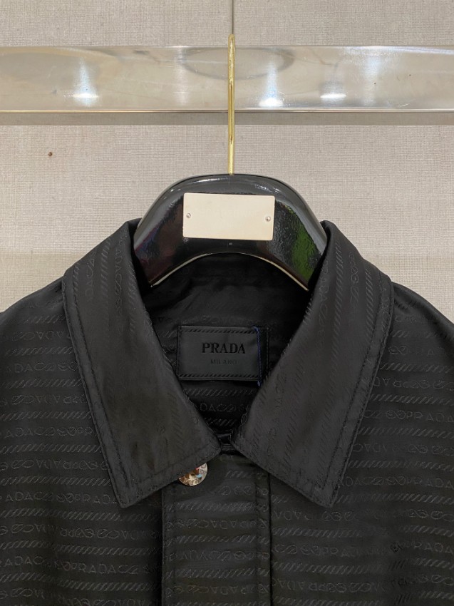 プラダ 格安 ロゴプレートナイロンジャケット 2025新作 定番モデル 高再現度 高品質仕上げ 快適な着心地 男女兼用 安心サイト_4