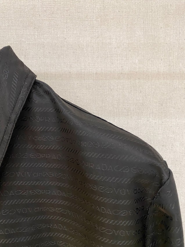 プラダ 格安 ロゴプレートナイロンジャケット 2025新作 定番モデル 高再現度 高品質仕上げ 快適な着心地 男女兼用 安心サイト_5