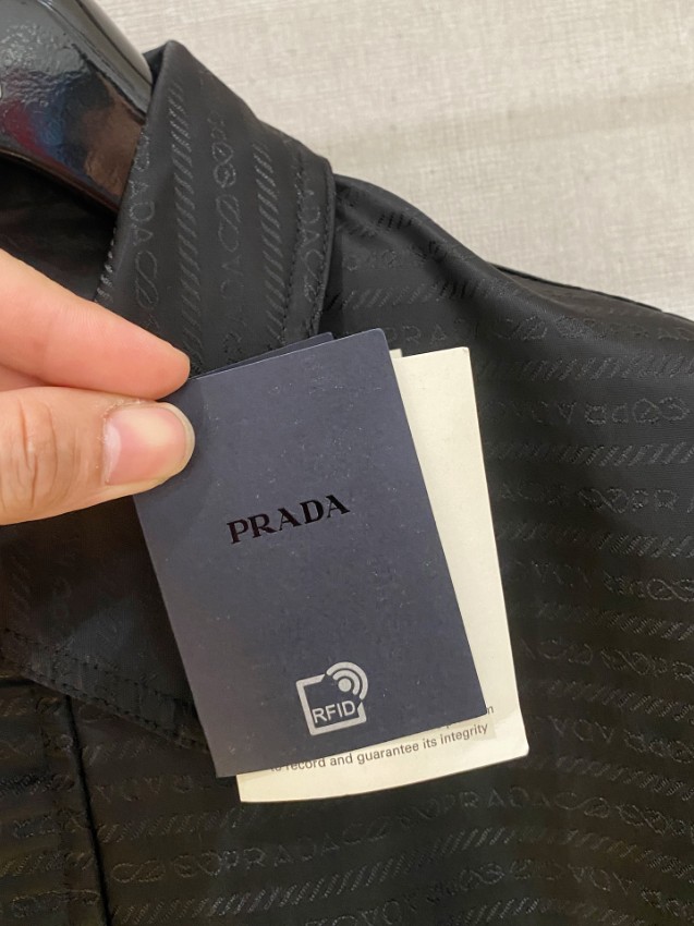 プラダ 格安 ロゴプレートナイロンジャケット 2025新作 定番モデル 高再現度 高品質仕上げ 快適な着心地 男女兼用 安心サイト_7