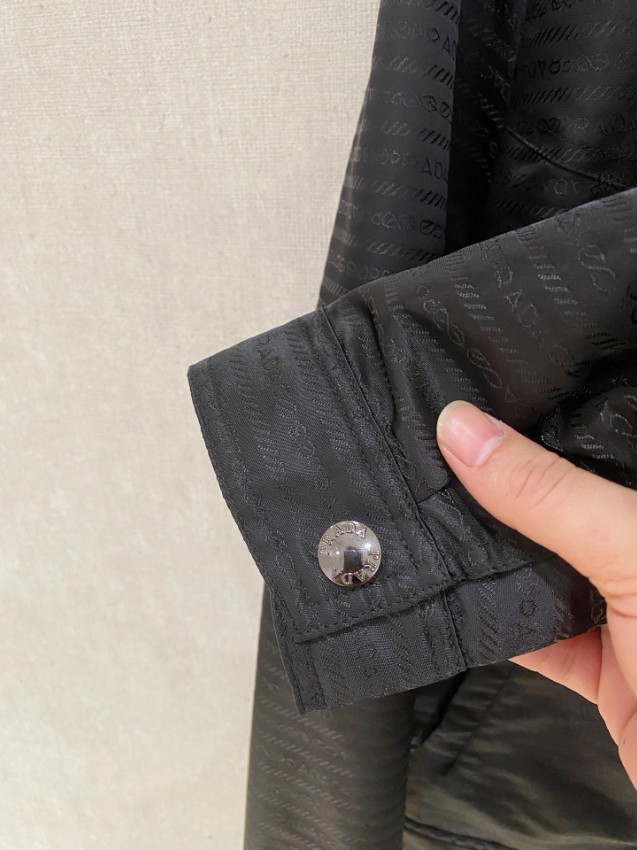 プラダ 格安 ロゴプレートナイロンジャケット 2025新作 定番モデル 高再現度 高品質仕上げ 快適な着心地 男女兼用 安心サイト_9