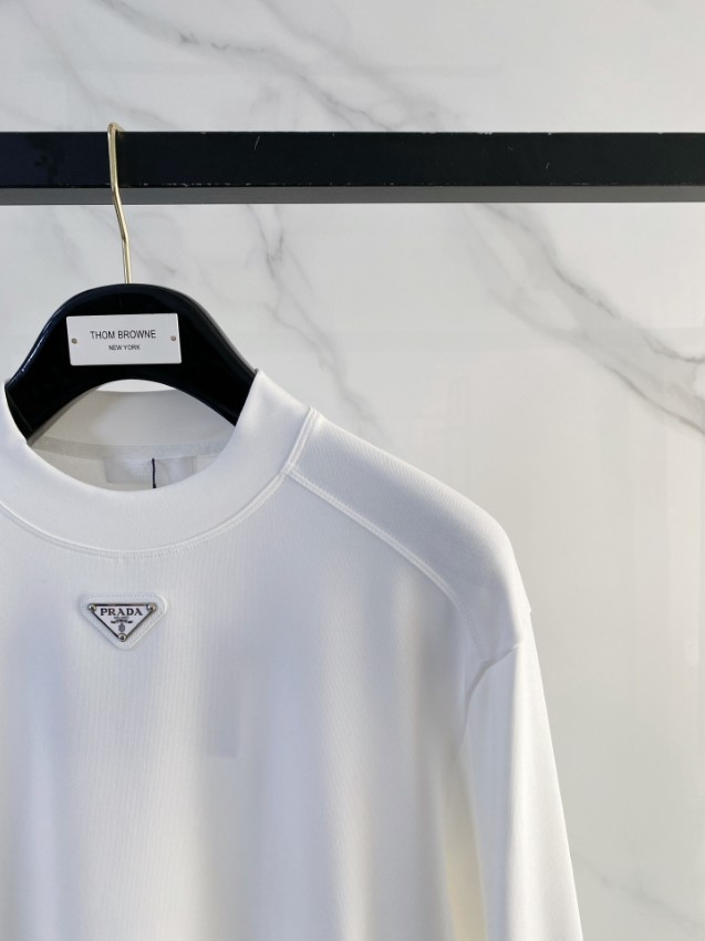 プラダ ブランド コピー 安全通販 ロゴプレート長袖トップス 2025新作 定番モデル 高再現度 高品質仕上げ 快適な着心地 通気性良好 男女兼用_4