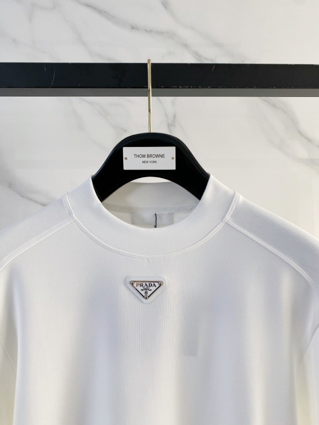 プラダ ブランド コピー 安全通販 ロゴプレート長袖トップス 2025新作 定番モデル 高再現度 高品質仕上げ 快適な着心地 通気性良好 男女兼用_3