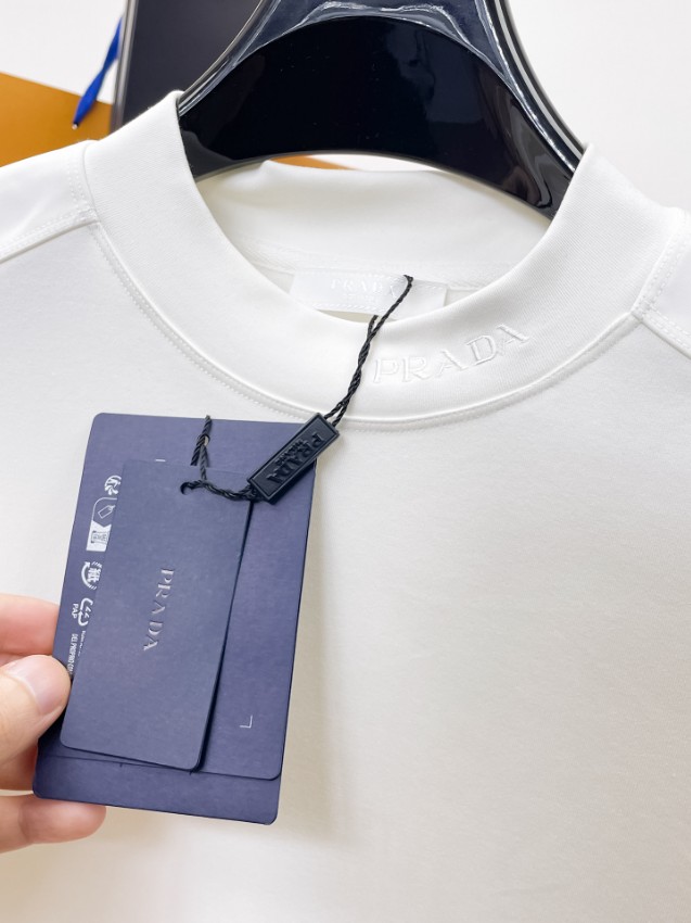 プラダ 偽物 バレない再現度 ロゴポケット長袖トップス 2025新作 定番モデル 高再現度 高品質仕上げ 快適な着心地 通気性良好 男女兼用_4