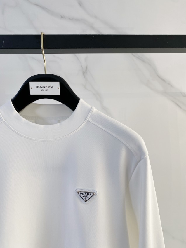 プラダ スーパーコピー 2025新作 定番クルーネックスウェット 高評価 口コミ多数 高再現度 職人技術再現 安心サイト 実店舗運営_4