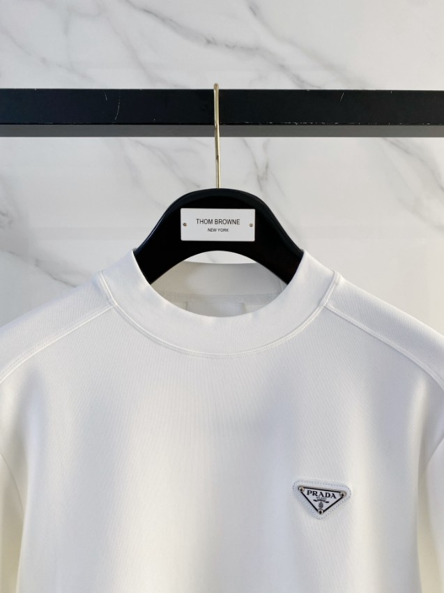 プラダ スーパーコピー 2025新作 定番クルーネックスウェット 高評価 口コミ多数 高再現度 職人技術再現 安心サイト 実店舗運営_3