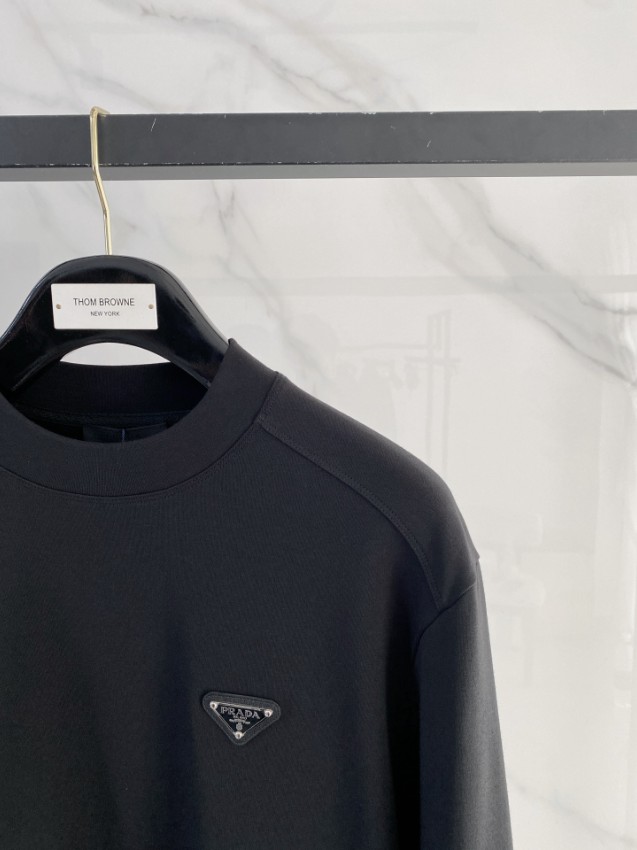 プラダ ブランド コピー 2025新作 ブラック 定番クルーネックスウェット 高品質 高再現度 口コミ多数 安心サイト 実店舗運営_4