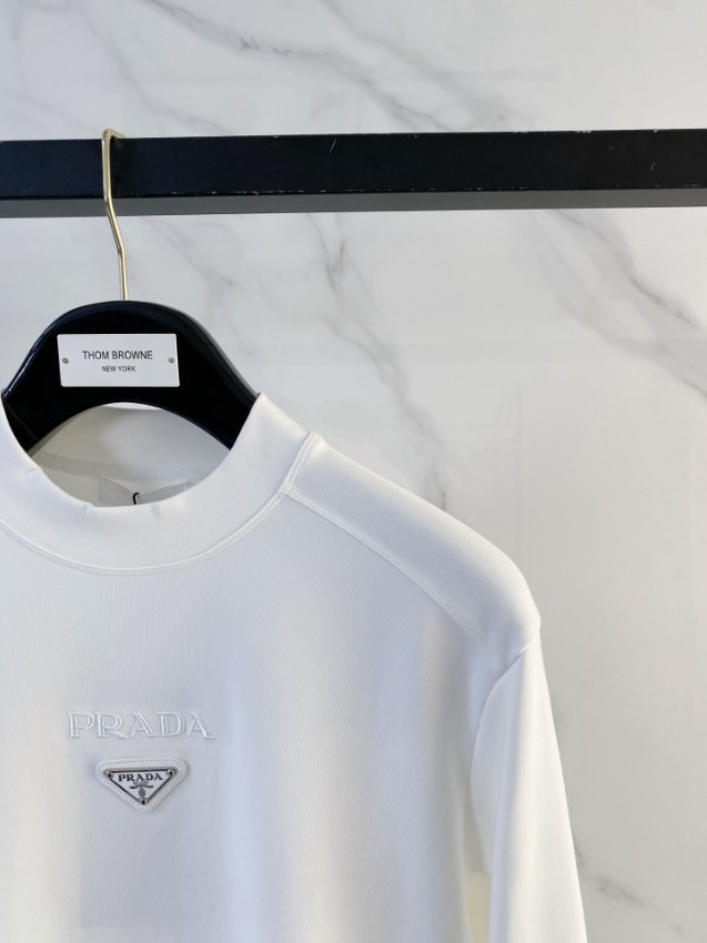 プラダ 偽物 2025新作 ホワイト 浮彫ロゴ 定番クルーネックスウェット 高再現度 高評価 安心サイト 実店舗運営_4