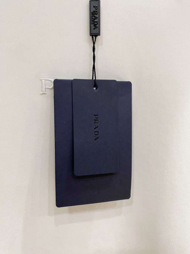 プラダ 偽物 2025新作 ホワイト 浮彫ロゴ 定番クルーネックスウェット 高再現度 高評価 安心サイト 実店舗運営_5