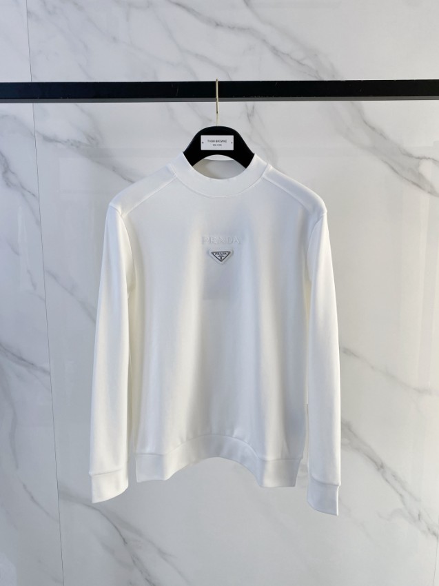 プラダ 偽物 2025新作 ホワイト 浮彫ロゴ 定番クルーネックスウェット 高再現度 高評価 安心サイト 実店舗運営_1