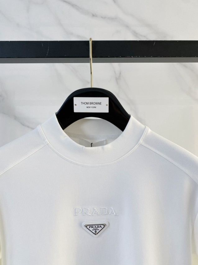 プラダ 偽物 2025新作 ホワイト 浮彫ロゴ 定番クルーネックスウェット 高再現度 高評価 安心サイト 実店舗運営_3