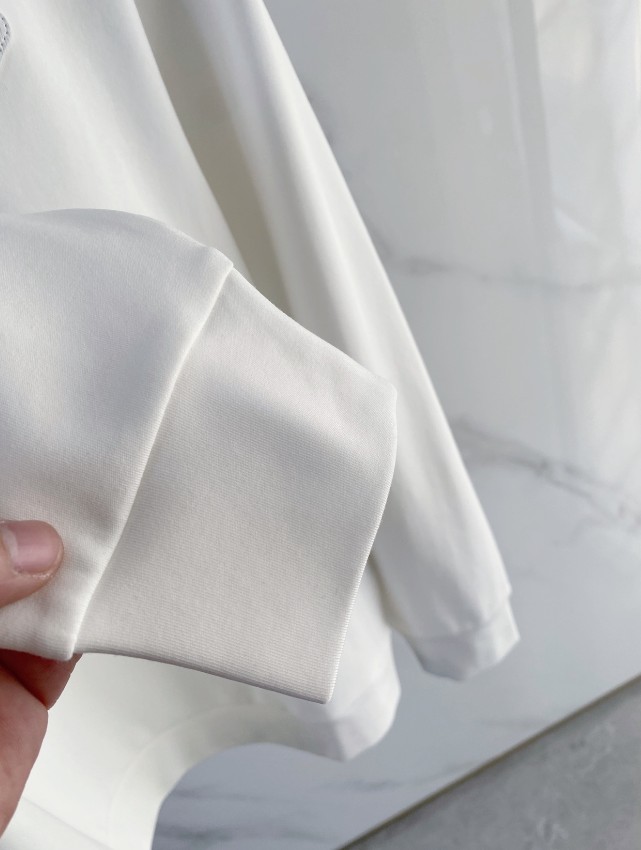 プラダ 偽物 2025新作 ホワイト 浮彫ロゴ 定番クルーネックスウェット 高再現度 高評価 安心サイト 実店舗運営_9