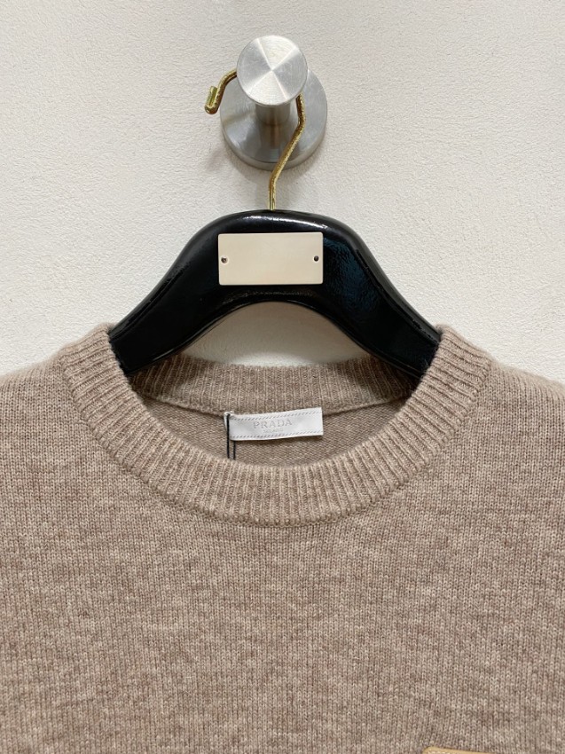 プラダ スーパーコピー 2025新作 上質ウールニット 高再現度で丁寧な縫製を再現した快適な着心地モデル_3