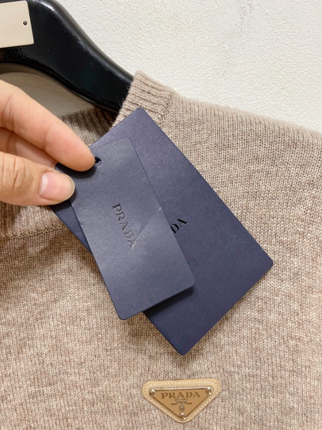 プラダ スーパーコピー 2025新作 上質ウールニット 高再現度で丁寧な縫製を再現した快適な着心地モデル_5