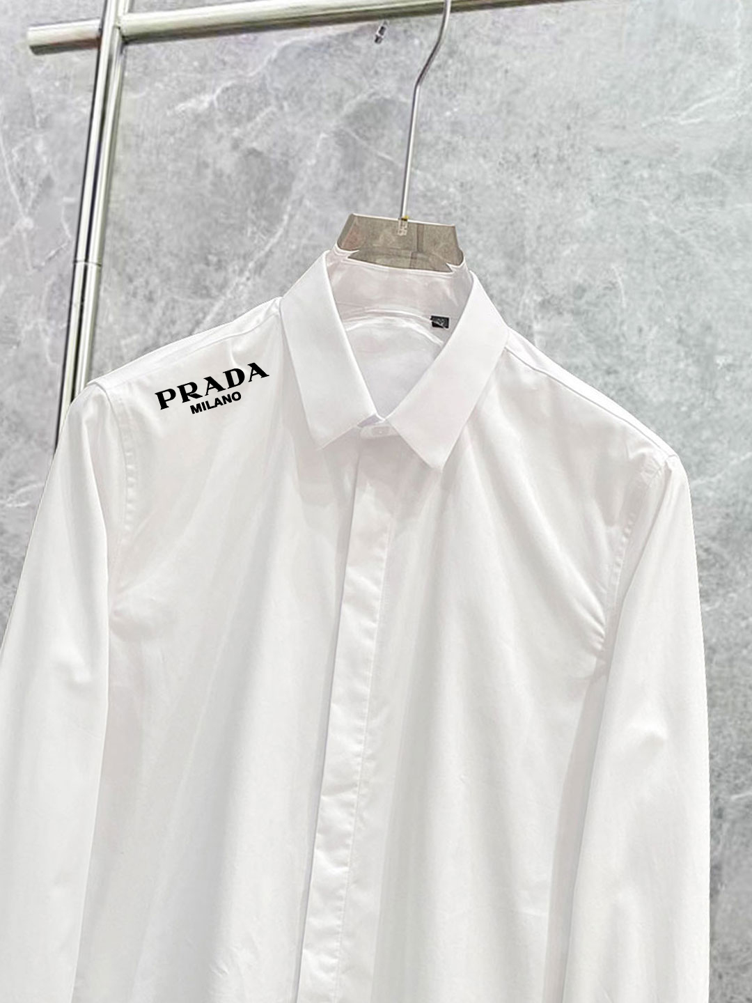 プラダ 激安屋口コミ ホワイトシャツ 品質管理徹底で快適な着心地 即納対応の精密ディテール再現モデル_3