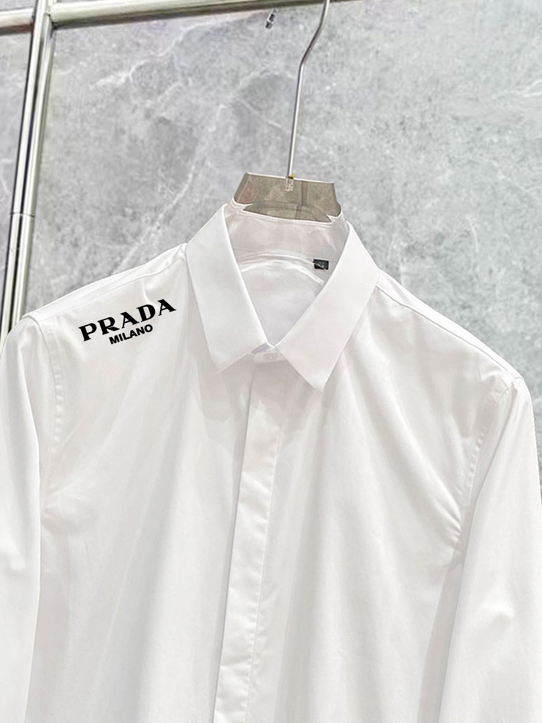 プラダ 激安屋口コミ ホワイトシャツ 品質管理徹底で快適な着心地 即納対応の精密ディテール再現モデル_5