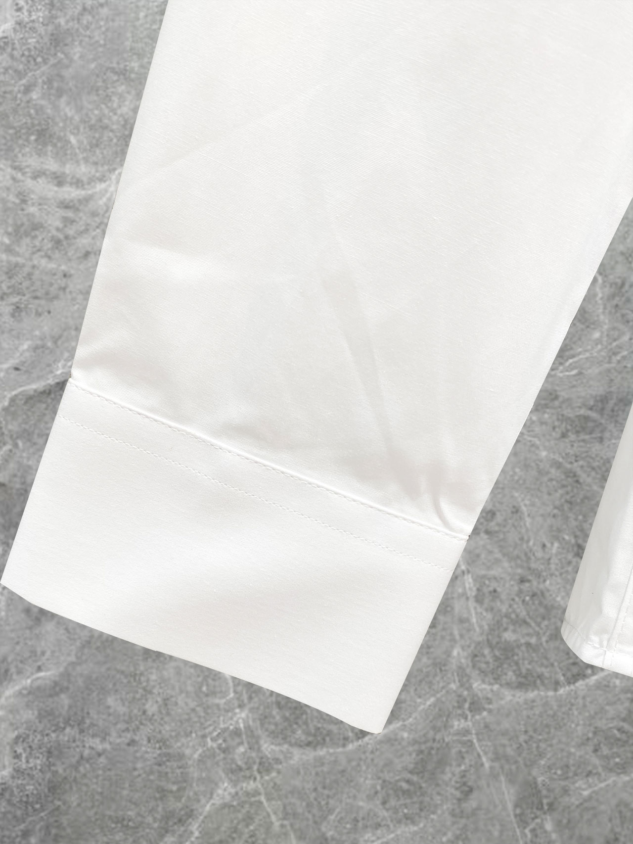 プラダ 激安屋口コミ ホワイトシャツ 品質管理徹底で快適な着心地 即納対応の精密ディテール再現モデル_9