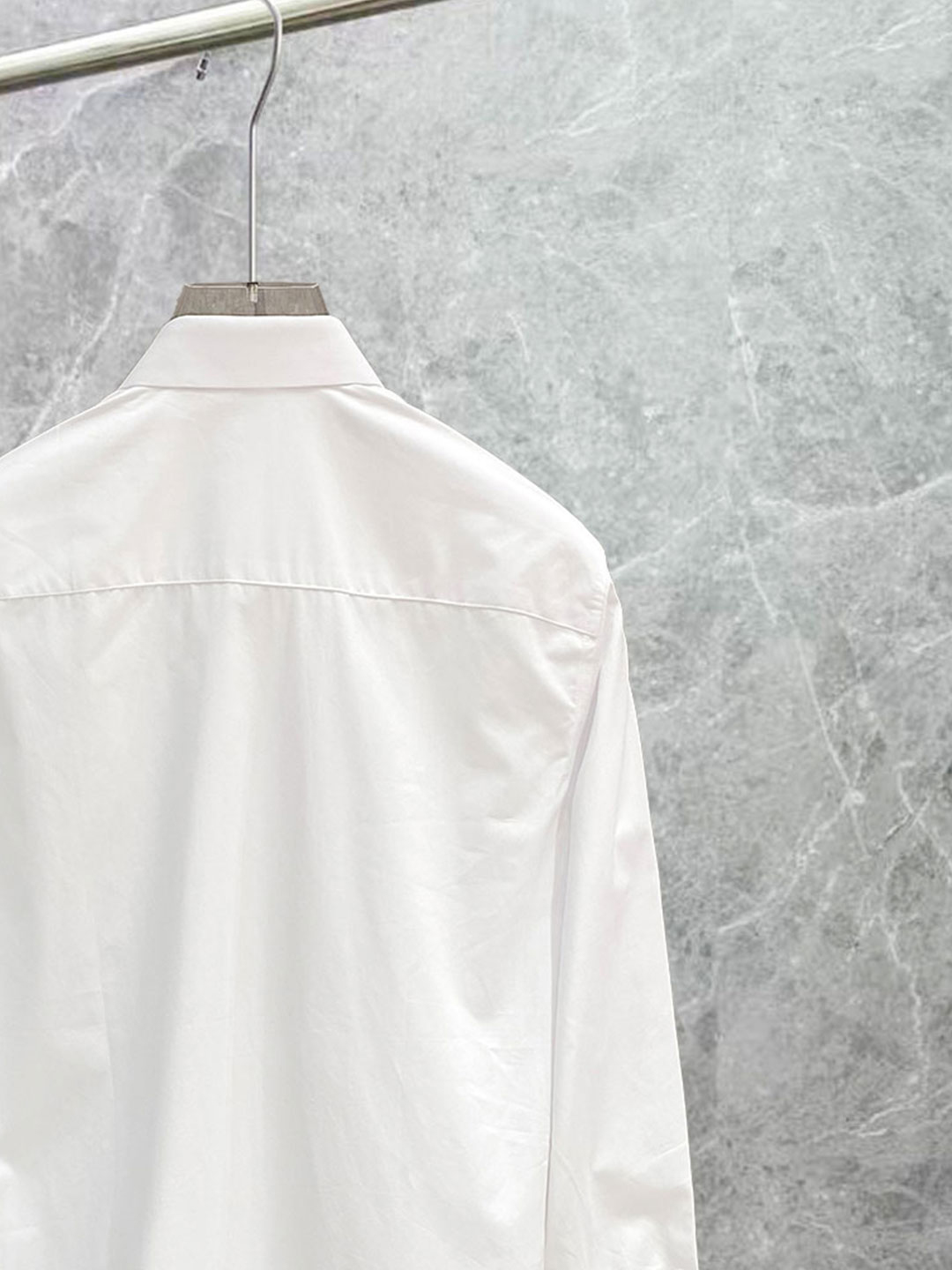 プラダ 激安屋口コミ ホワイトシャツ 品質管理徹底で快適な着心地 即納対応の精密ディテール再現モデル_8