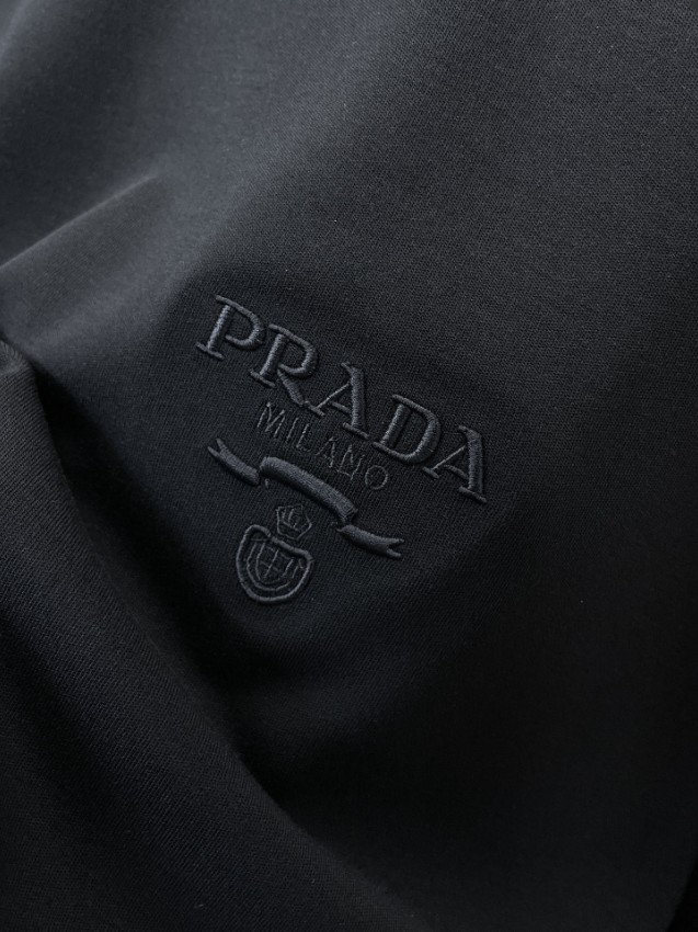 プラダ スウェット 激安屋口コミ 2025新作 高品質 上質感 丁寧な縫製 レビュー高リピ率 袖ロゴ 人気モデル 安心サイト_5