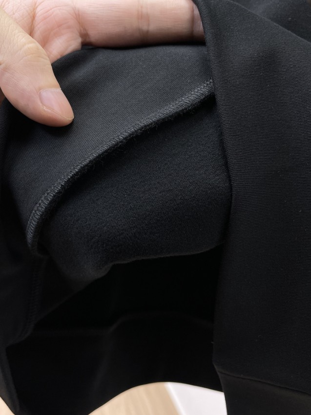 プラダ スウェット 激安屋口コミ 2025新作 高品質 上質感 丁寧な縫製 レビュー高リピ率 袖ロゴ 人気モデル 安心サイト_9