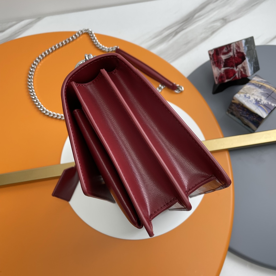 サンローラン 偽物 2025新作 ボルドーチェーンバッグ 圧倒的な再現度と精密ディテール 丁寧な縫製の高級感仕上げ 発送保証 追跡可能 選ばれる理由あり_1