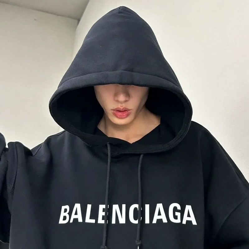 balenciaga-hoodie-celeb-style-guide-20241118 (4).jpg
