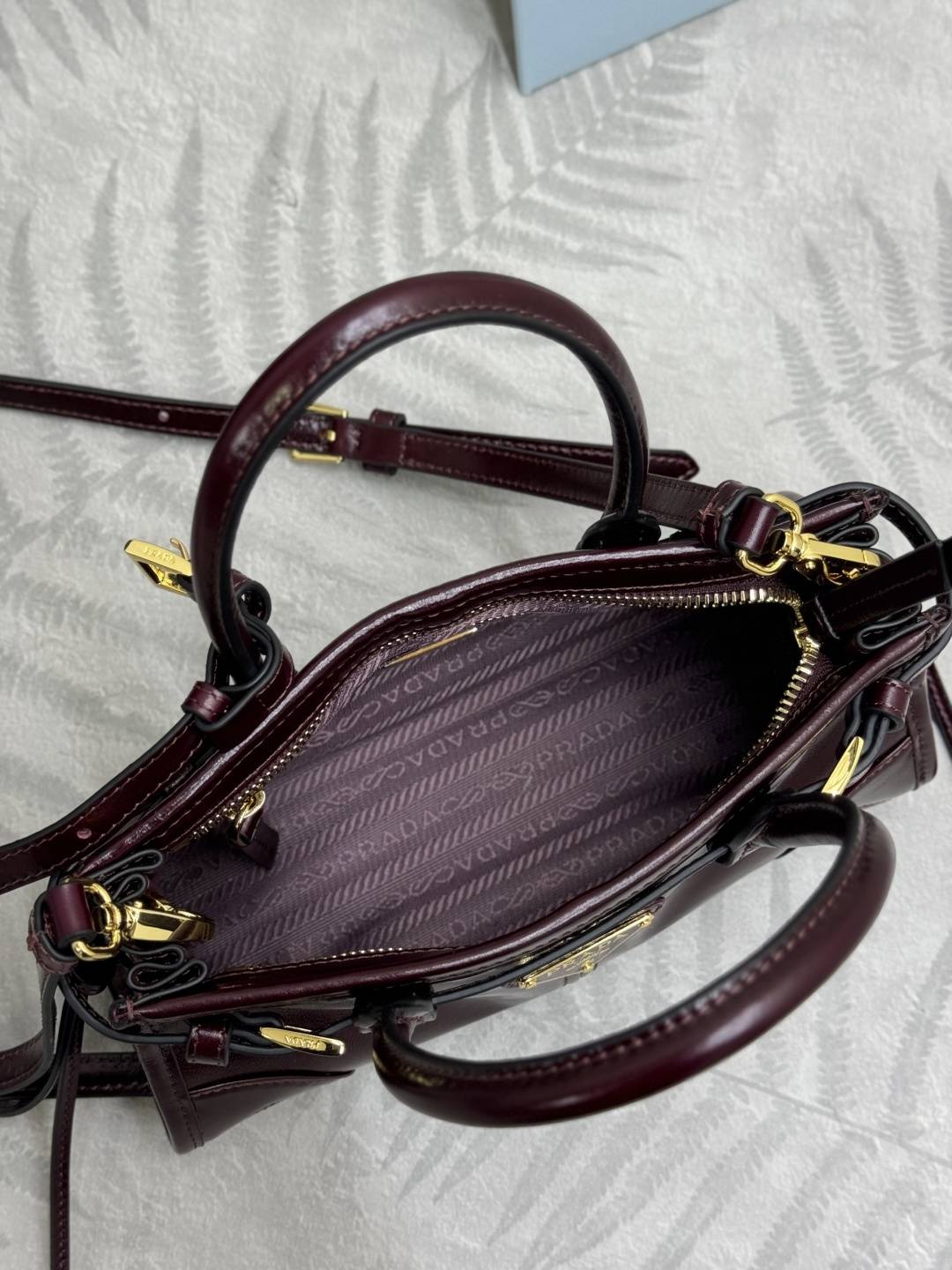 プラダ 高再現度 n級 2026新作 定番ミニレザーハンドバッグ 高評価 口コミ多数 本革使用 精密ディテール 安心サイト_7