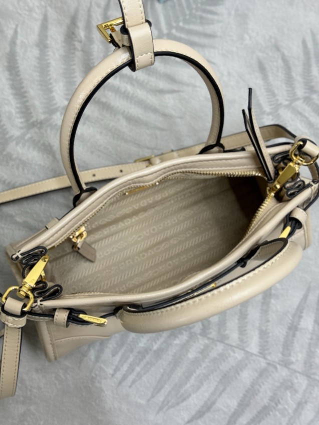 プラダ 高再現度 激安 2026新作 定番ミニレザーハンドバッグ 高評価 口コミ多数 本革使用 精密ディテール 安心サイト_7