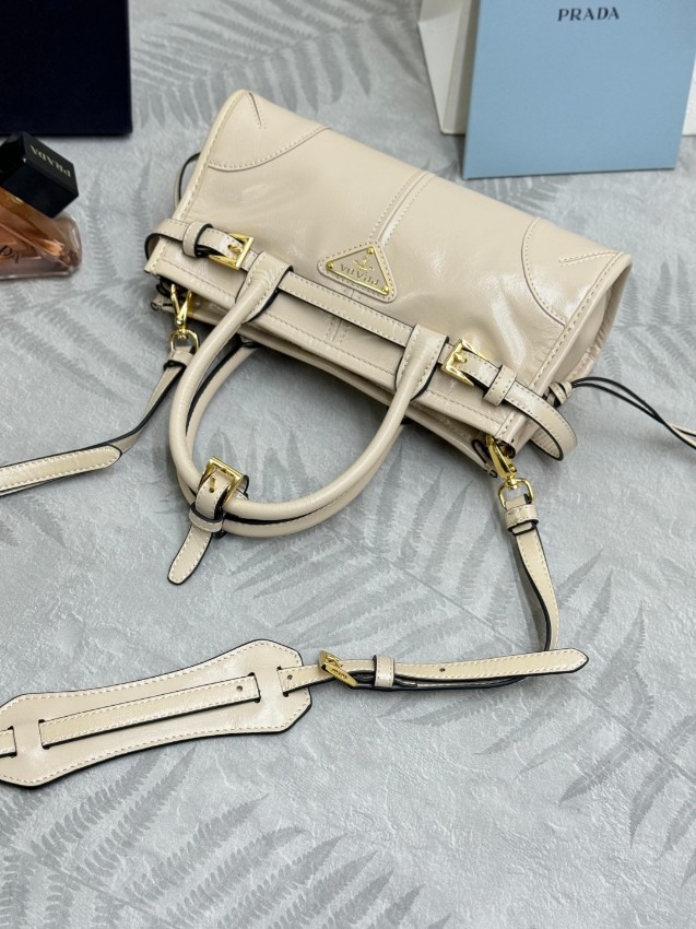 プラダ 高再現度 激安 2026新作 定番ミニレザーハンドバッグ 高評価 口コミ多数 本革使用 精密ディテール 安心サイト_5