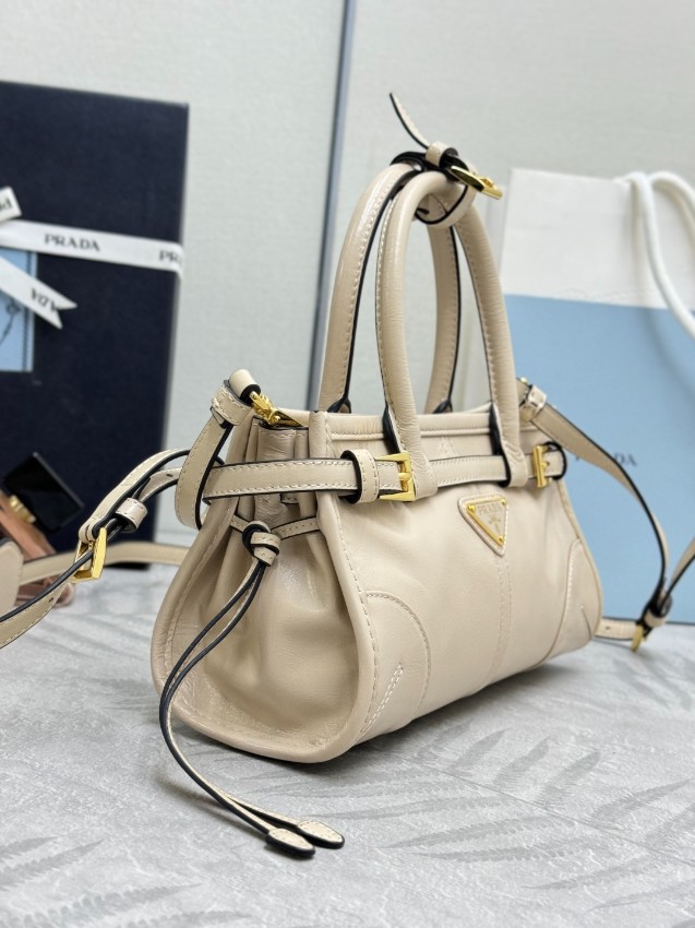 プラダ 高再現度 激安 2026新作 定番ミニレザーハンドバッグ 高評価 口コミ多数 本革使用 精密ディテール 安心サイト_4