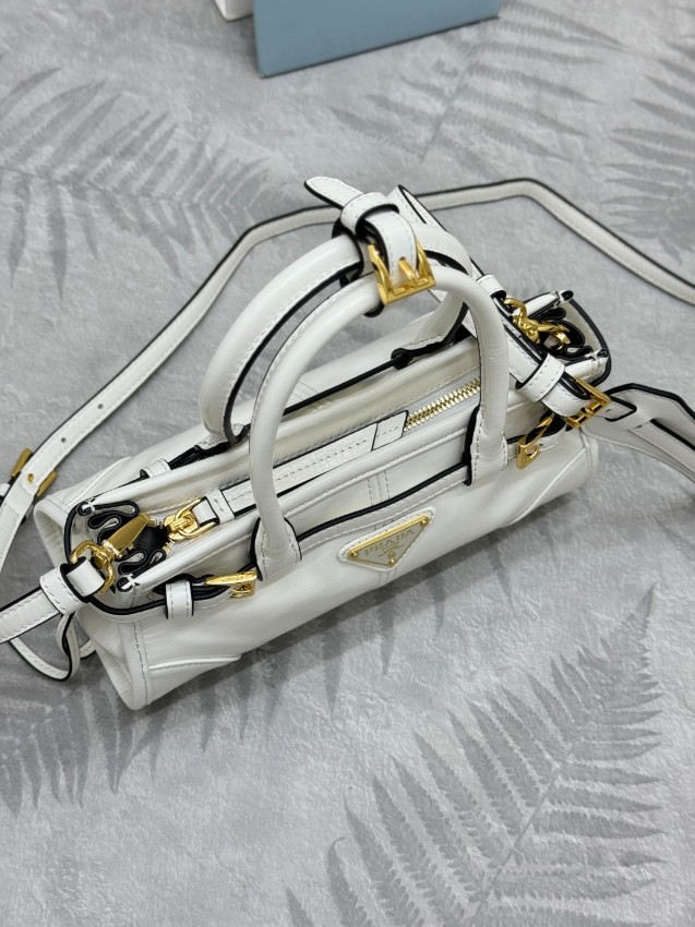 プラダ 高再現度 スーパーコピー 優良サイト 2026新作 定番ミニレザーハンドバッグ 高評価 本革使用 精密ディテール 安心サイト_2